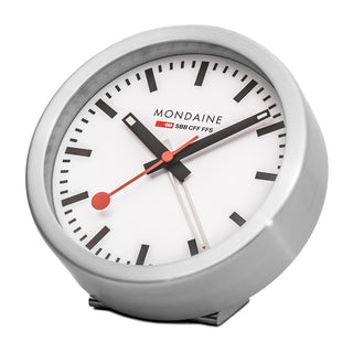 Sveglia Mondaine con cassa in alluminio argento e quadrante bianco dal design iconico delle stazioni ferroviarie svizzere SBB.