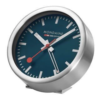 Sveglia Mondaine con cassa in alluminio argento e quadrante blu dal design iconico delle stazioni ferroviarie svizzere SBB.