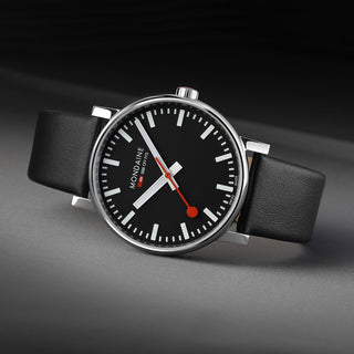 Orologio Mondaine 43 mm nero acciaio design SBB elegante