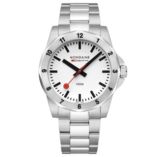 Orologio Mondaine Numeri 42 mm con quadrante bianco, lunetta numerata, bracciale in acciaio inox 316L massiccio e lancetta dei secondi rossa.